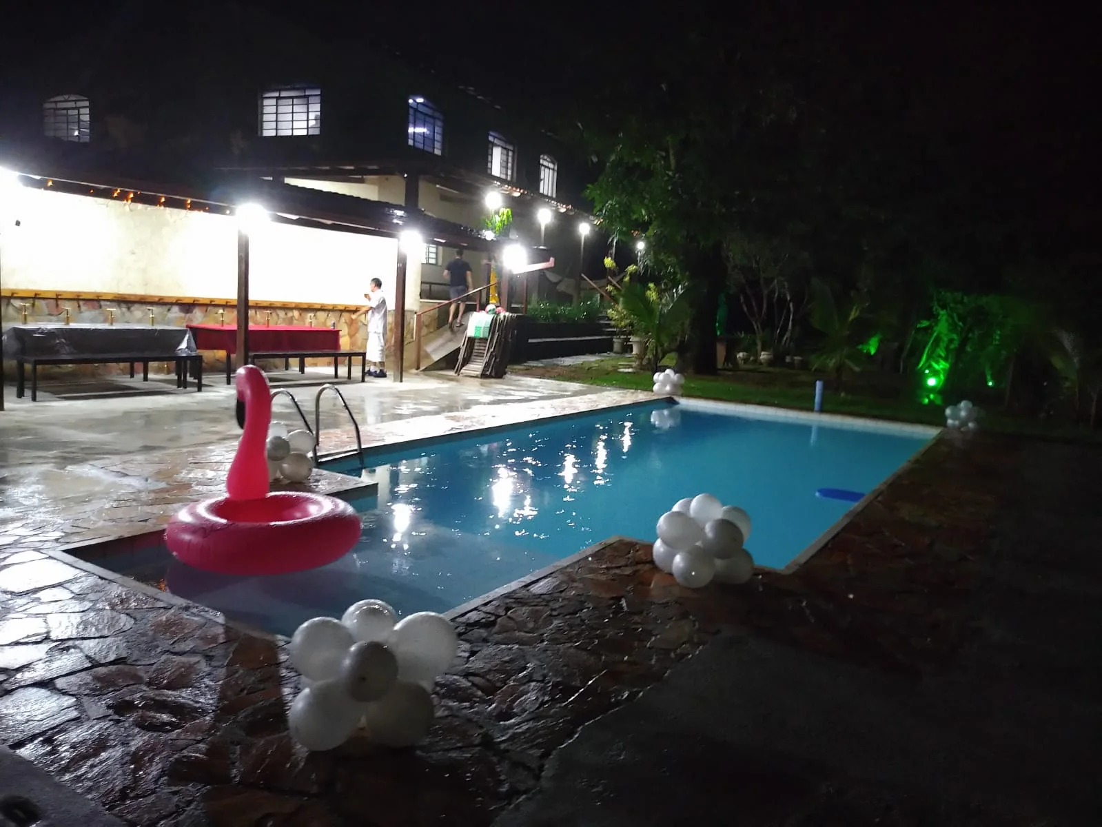 Área de lazer com piscina em uma clínica parceira