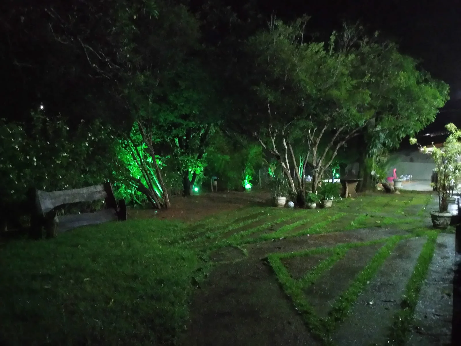 Jardim iluminado da clínica parceira